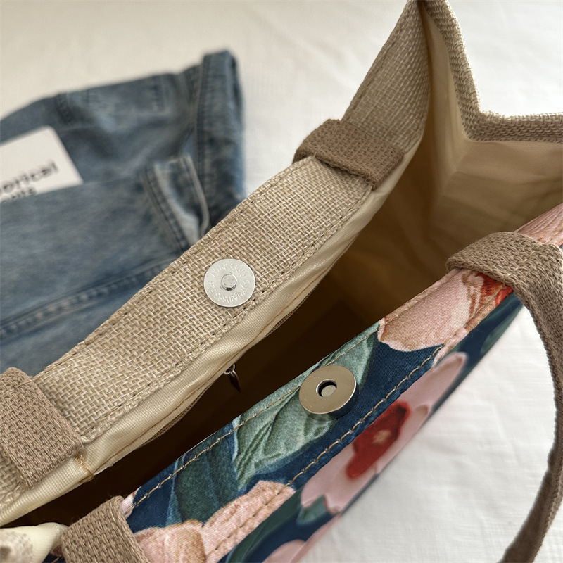 Large-capacity linen single-shoulder tote bag, 2025 new ethnic style student class handbag, versatile commuting bag Application Scenario