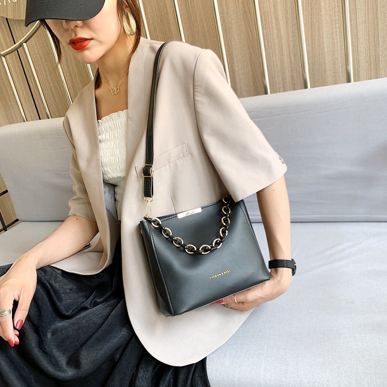 The 2022 new Korean-style women's bucket bag is a trendy spring and summer single-shoulder crossbody bag for young women. It's a cute and simple commuting bag for women Application Scenario