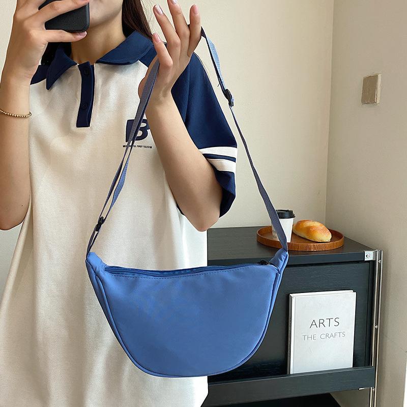 Nylon crossbody bag for women, 2024 new style trendy dumpling bag, lightweight small crossbody bag, underarm bag, simple single-shoulder canvas bag details Picture