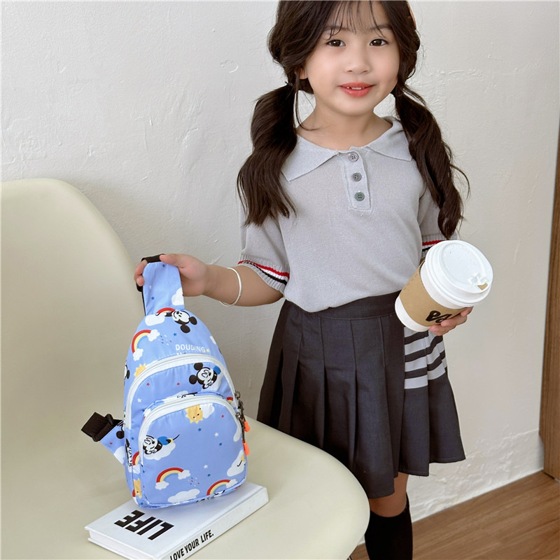 New children's chest bag, cartoon bag, printed canvas bag, cute baby coin purse, fashionable boys' and girls' crossbody bag Application Scenario