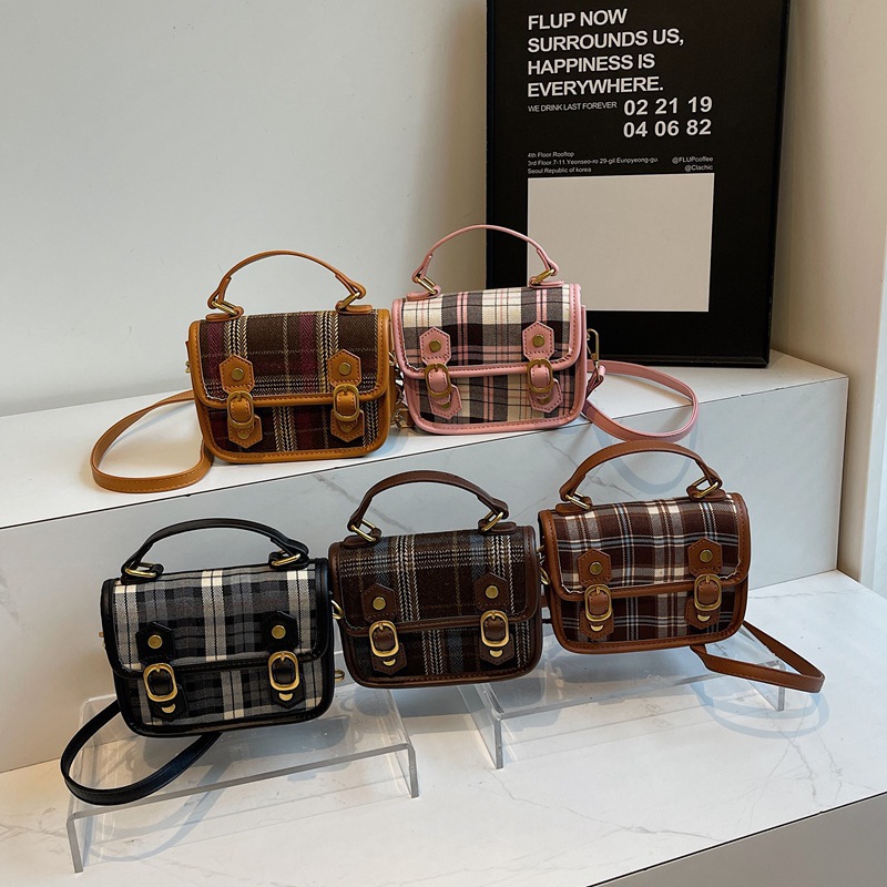 New winter checkered children's bag, Korean-style parent-child messenger bag, stylish color matching, crossbody single-shoulder hand-carry small bag full figure