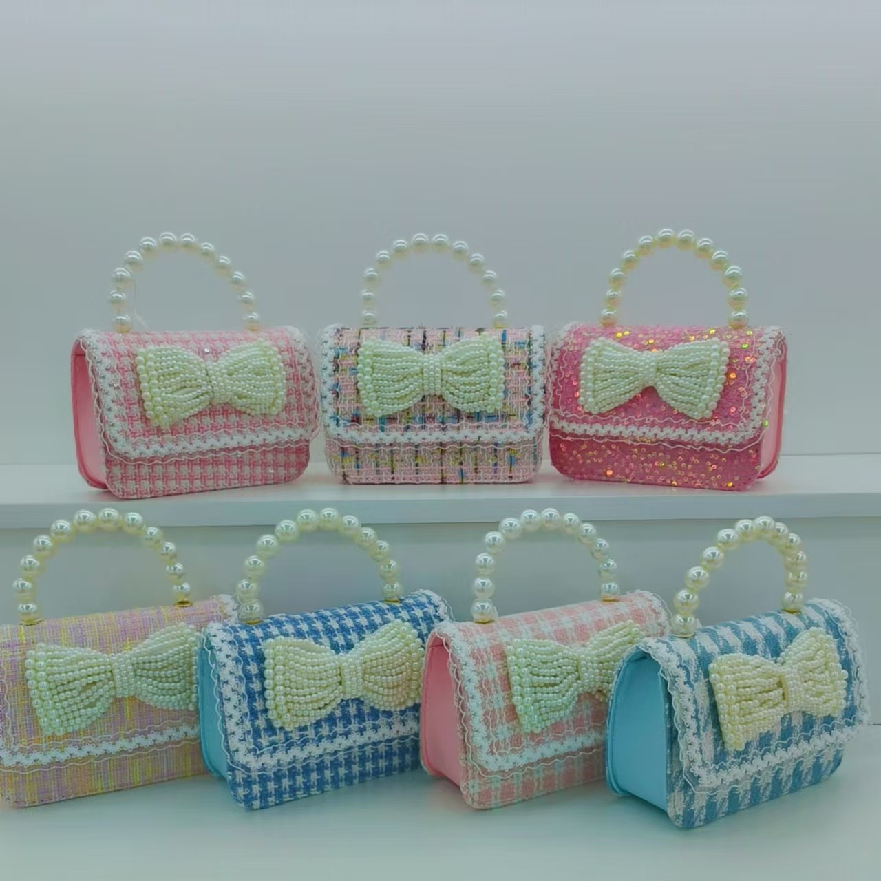 Pearl handbag, bow princess bag, little girl shoulder bag, fashionable crossbody bag, chain bag, little perfume children's bag Application Scenario