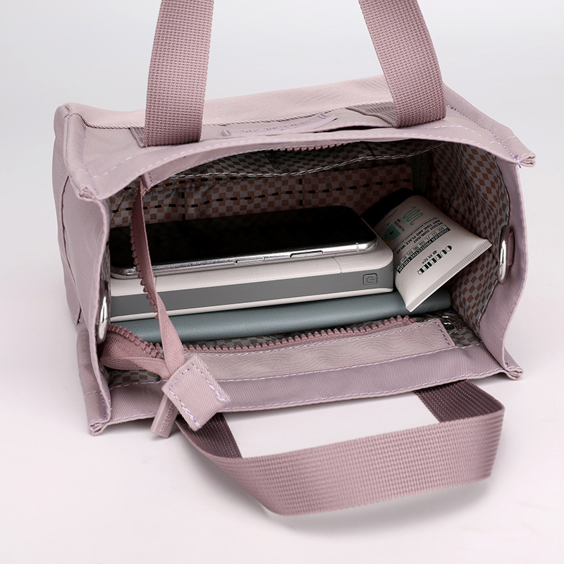 Cross-border customized waterproof nylon women's bag, shopping handbag, versatile shoulder bag, fashionable, simple and individual crossbody bag Application Scenario
