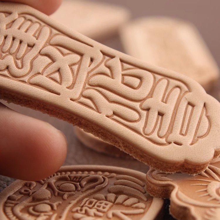 Natural-color vegetable-tanned three-dimensional leather block pendant, hanging decoration, lion dance Dharma keychain, New Year good luck bag, car pendant details Picture