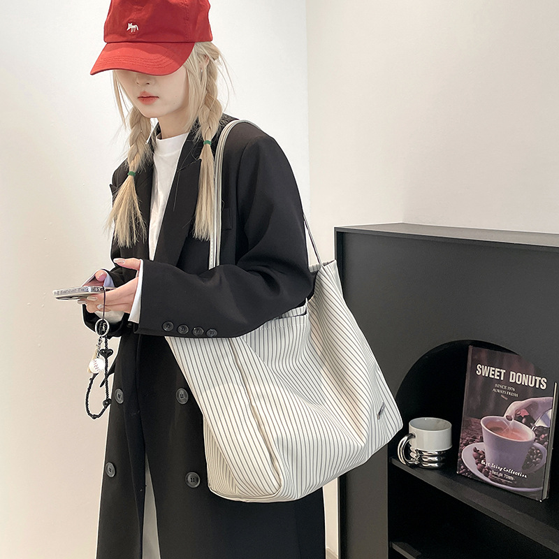 Colorful Fox's new Japanese and Korean minimalist tote bags, women's large-capacity commuter bags, single-shoulder bags and class bags full figure