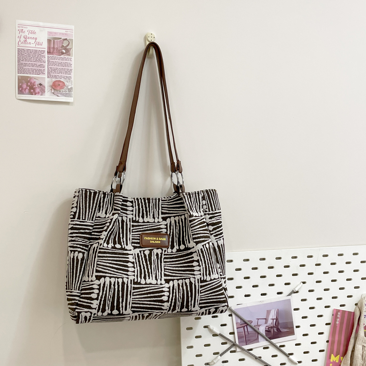 Large-capacity striped canvas bag for women, new Instagram summer laid-back style single-shoulder crossbody backpack, commuter tote bag full figure