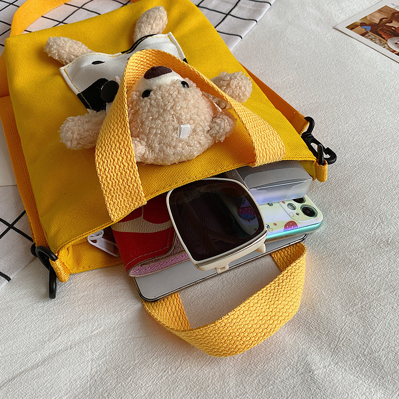 Japanese-style InS-style cute cartoon bear doll, girl student canvas crossbody bag, funny and unique single-shoulder bag Application Scenario