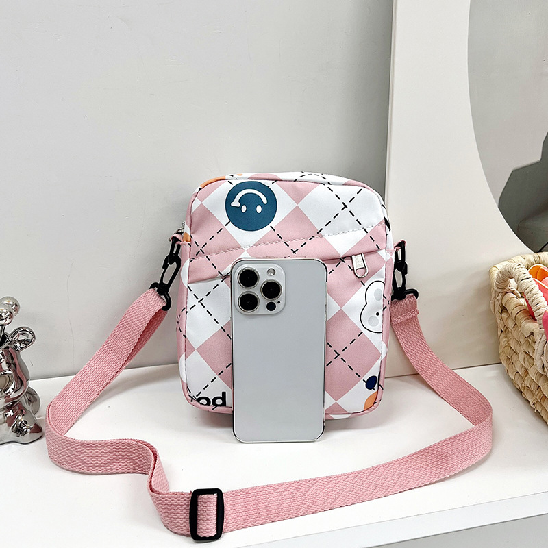 The 2024 new women's single-shoulder bag is fresh and sweet. It's a fashionable checkered crossbody bag for college students to go out with a mobile phone and a coin purse Specification drawing