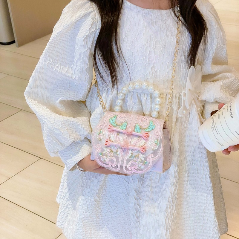 Cute princess pearl bag for girls, hand-held embroidered lace, versatile small square bag, ethnic style children's crossbody bag Application Scenario