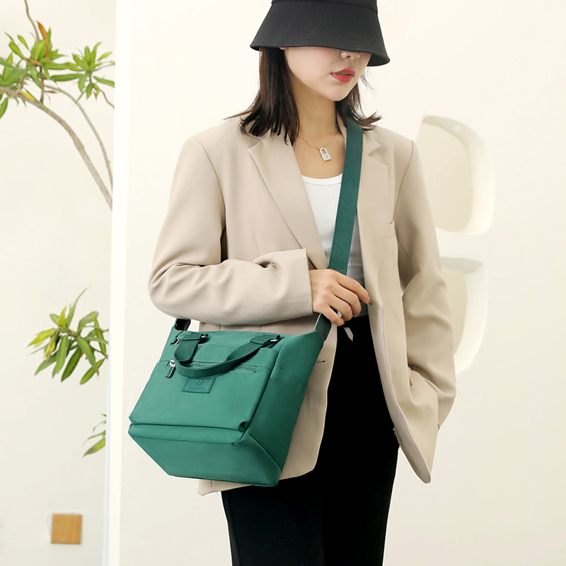 Cross-border exclusive 2025 women's new single-shoulder bag, large-capacity water-resistant crossbody bag, personalized and simple handbag details Picture