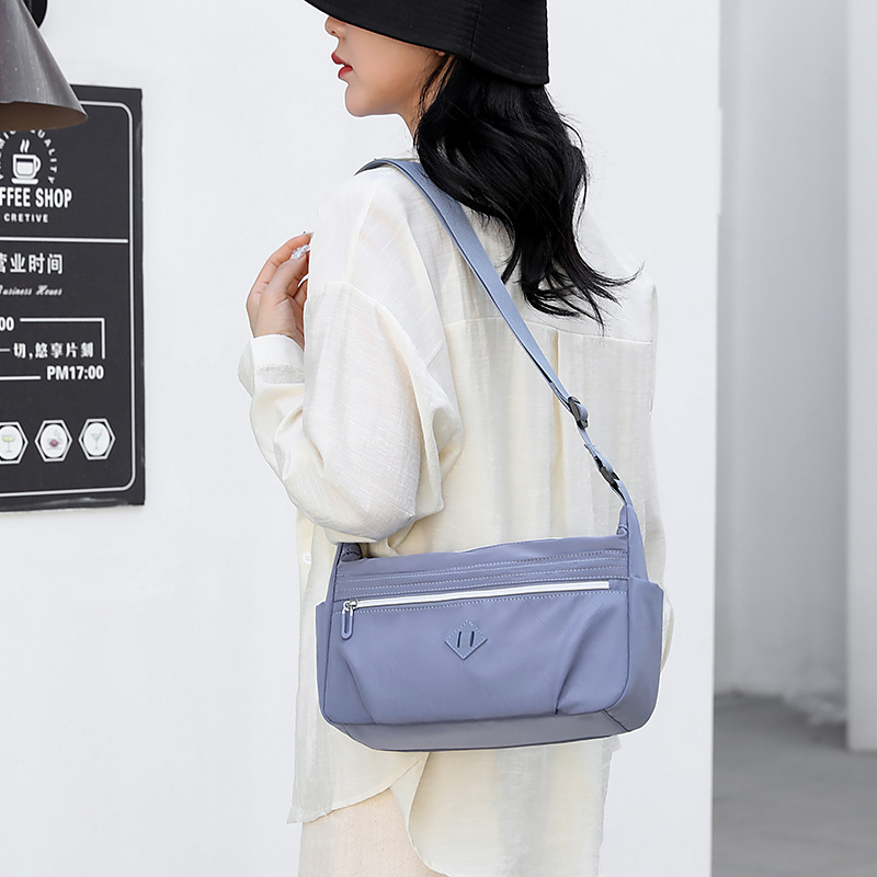 Colorful Fox's new women's shoulder bag, a simple and large-capacity crossbody bag in Korean style, and a water-resistant nylon bag details Picture