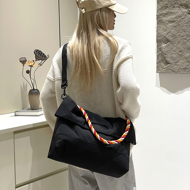 Colorful Fox's new niche women's thick-rope nylon fabric large-capacity commuter messenger single-shoulder bag Application Scenario