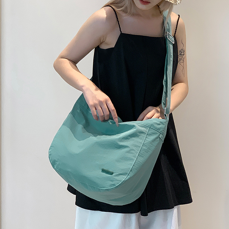 Colorful Fox's new large-capacity women's crossbody bag with niche Japanese and Korean designs is a versatile commuting single-shoulder bag Application Scenario