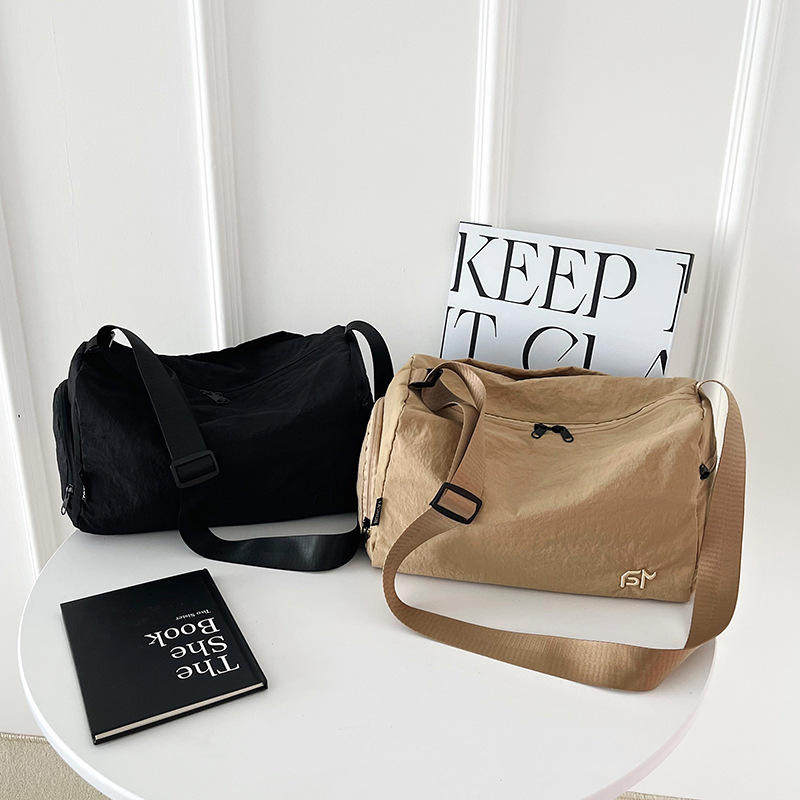 A new minimalist and casual large-capacity single-shoulder bag made of nylon fabric, a beautiful and artistic handbag for work and commuting, and a crossbody bag for women Application Scenario