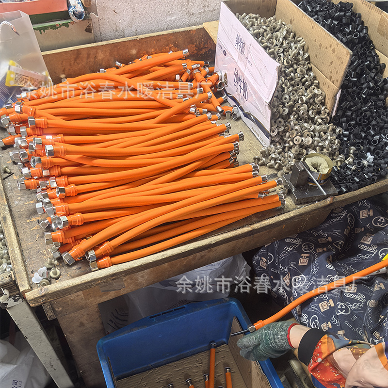 The faucet extension pipe extender, a universal faucet extension manager, is a splash-proof extension hose that can be shaped Application Scenario