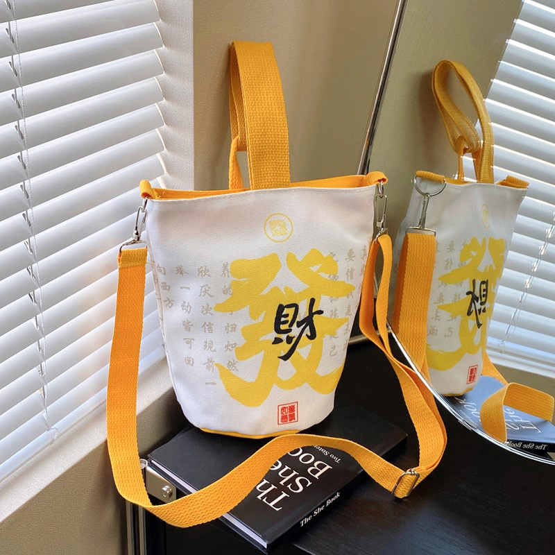 2025 New Year's Money bag, single-shoulder crossbody bag, portable handbag, red lucky bag for the Year of the Snake, canvas Application Scenario