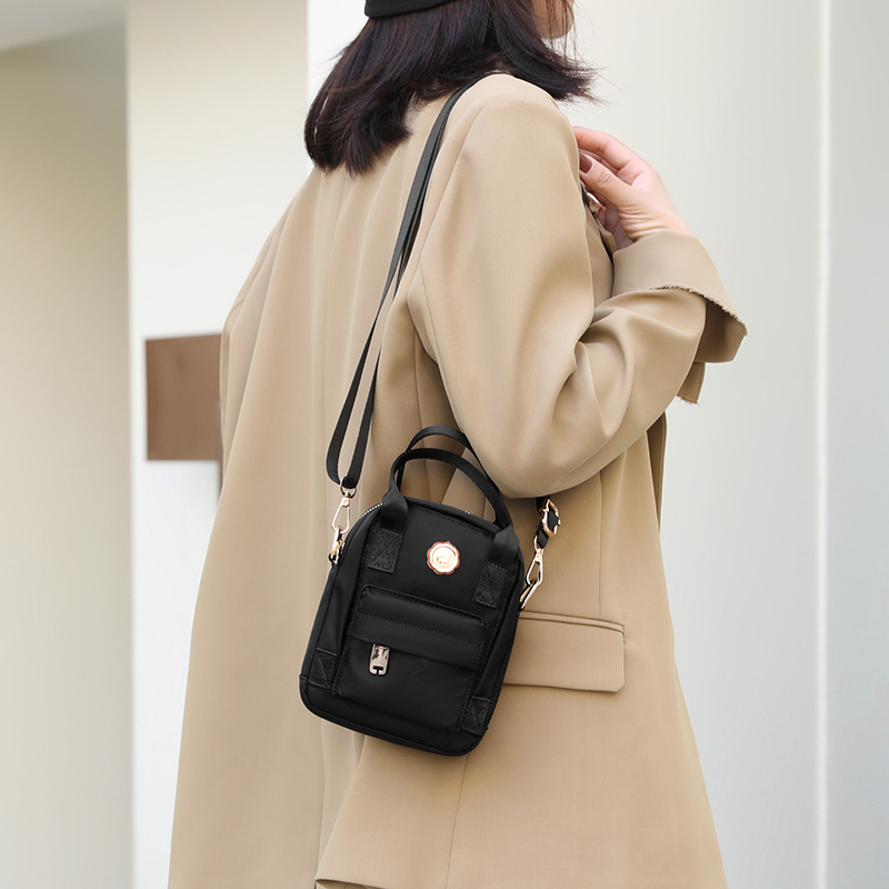 Colorful Fox's new Korean version of fashionable and trendy single-shoulder bag, portable commuting phone crossbody bag details Picture