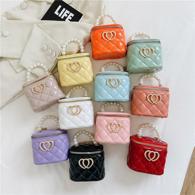 New fashion pearl hand-held small bag for girls in 2025, a spring and summer jelly makeup bag for little girls to carry full figure
