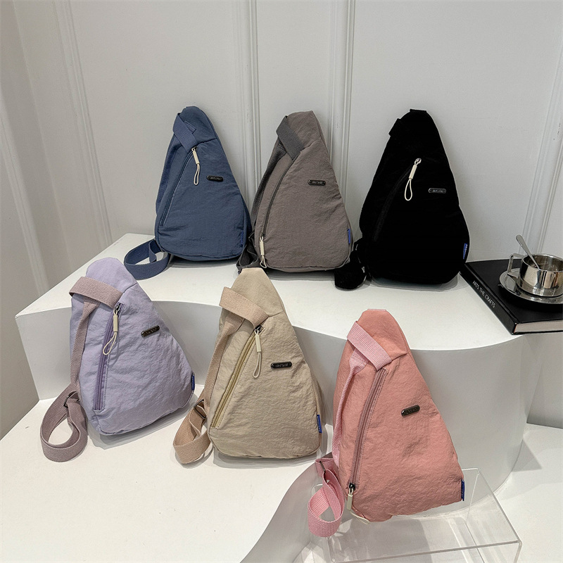 The new large-capacity, fashionable and versatile Korean casual chest bag for autumn and winter, as well as the simple travel canvas bag, are selling well among women full figure