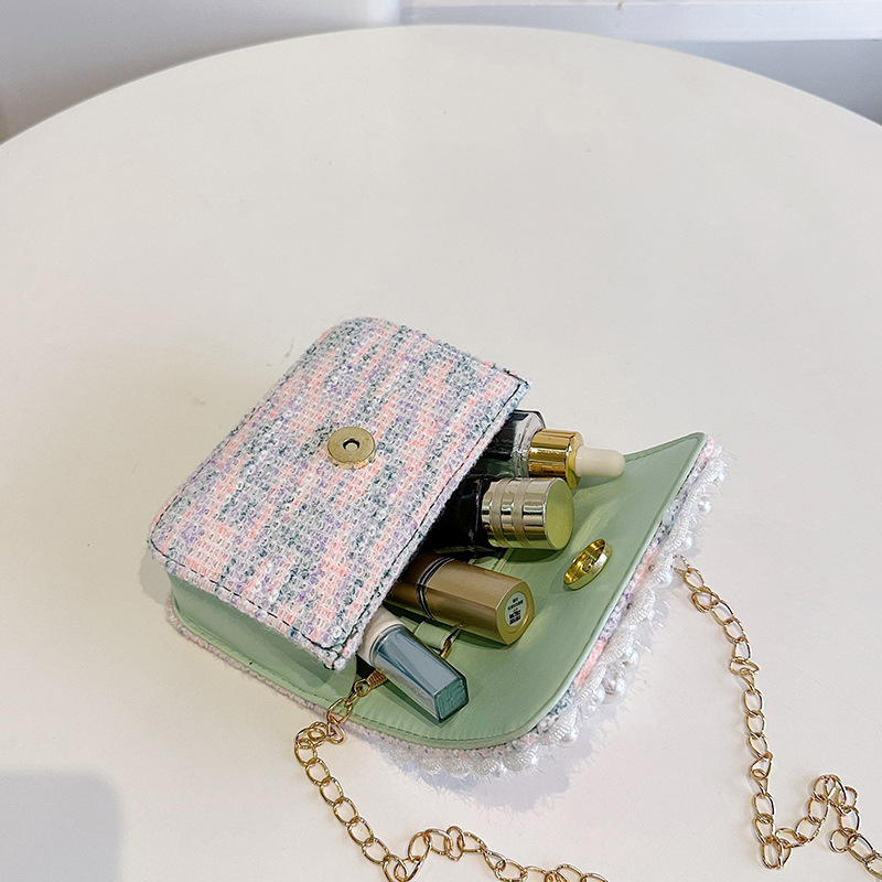 A new Japanese-style cute children's bag featuring an ins little Chanel-style woven cartoon character, the little princess Elsa, and a single-shoulder crossbody small bag Application Scenario
