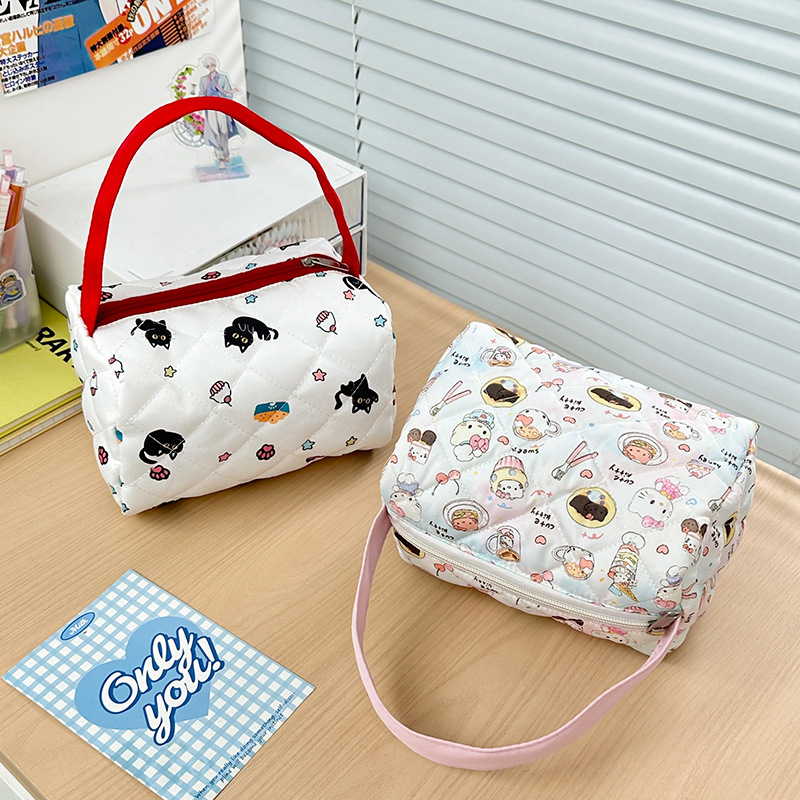 Japanese-style cartoon cat makeup bag with high appearance standards, a three-dimensional large-capacity travel storage bag for girls to wash up when going out, a trendy hand Specification drawing