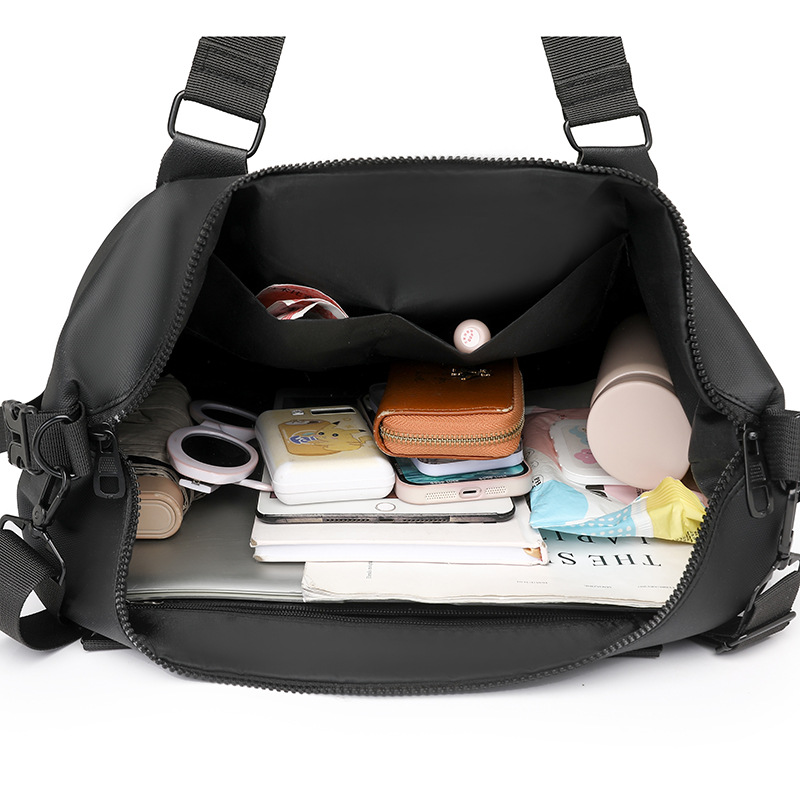 New large-capacity yoga bag, trendy and fashionable, short travel fitness bag, light and simple, single-shoulder handbag, portable Application Scenario
