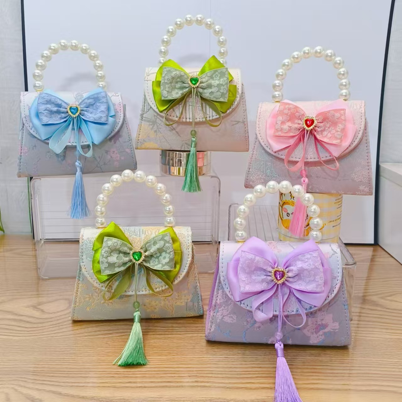 Little girl pearl chain small bag, cute bow, little girl ancient-style costume bag, children's princess Hanfu crossbody backpack full figure