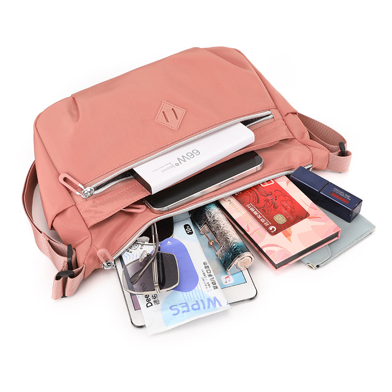 Colorful Fox's new women's shoulder bag, a simple and large-capacity crossbody bag in Korean style, and a water-resistant nylon bag Application Scenario