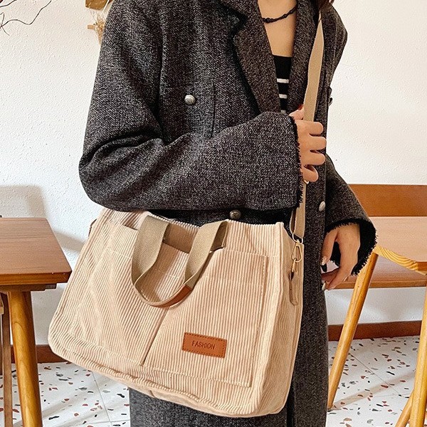Large-capacity single-shoulder bag, 2024 new style trendy and versatile down crossbody bag, shoulder strap handbag, tote hand-held canvas bag Application Scenario