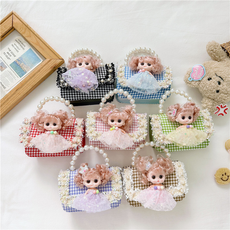 A cute three-dimensional little princess baby mini square bag with a slanted cross for New Year's greeting red envelope, beaded chain, coin purse full figure