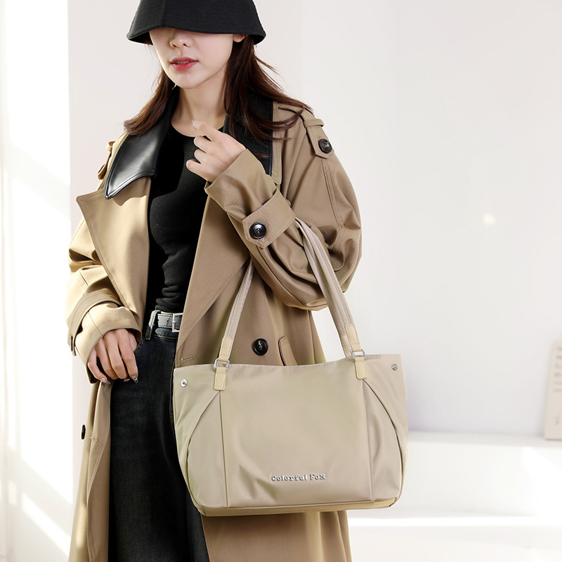 Colorful Fox's new women's fashion tote bag, a simple and large-capacity single-shoulder bag with Japanese style, is a lightweight bag for girls full figure