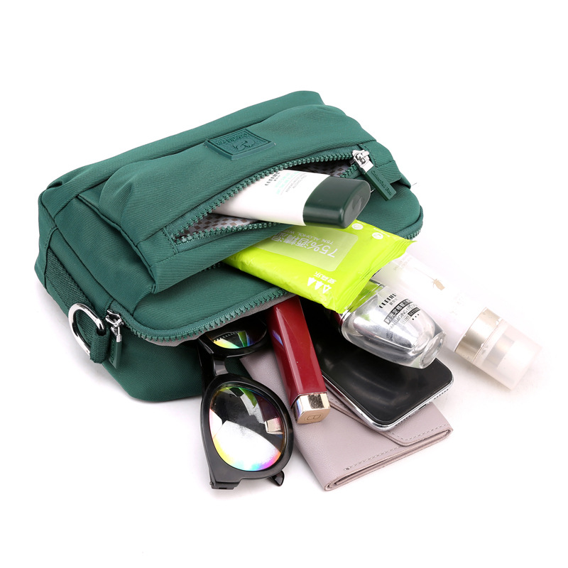 A new style of fashionable and trendy single-shoulder bag for 2025, a large-capacity Japanese commuting phone case, and a water-resistant nylon crossbody bag Application Scenario