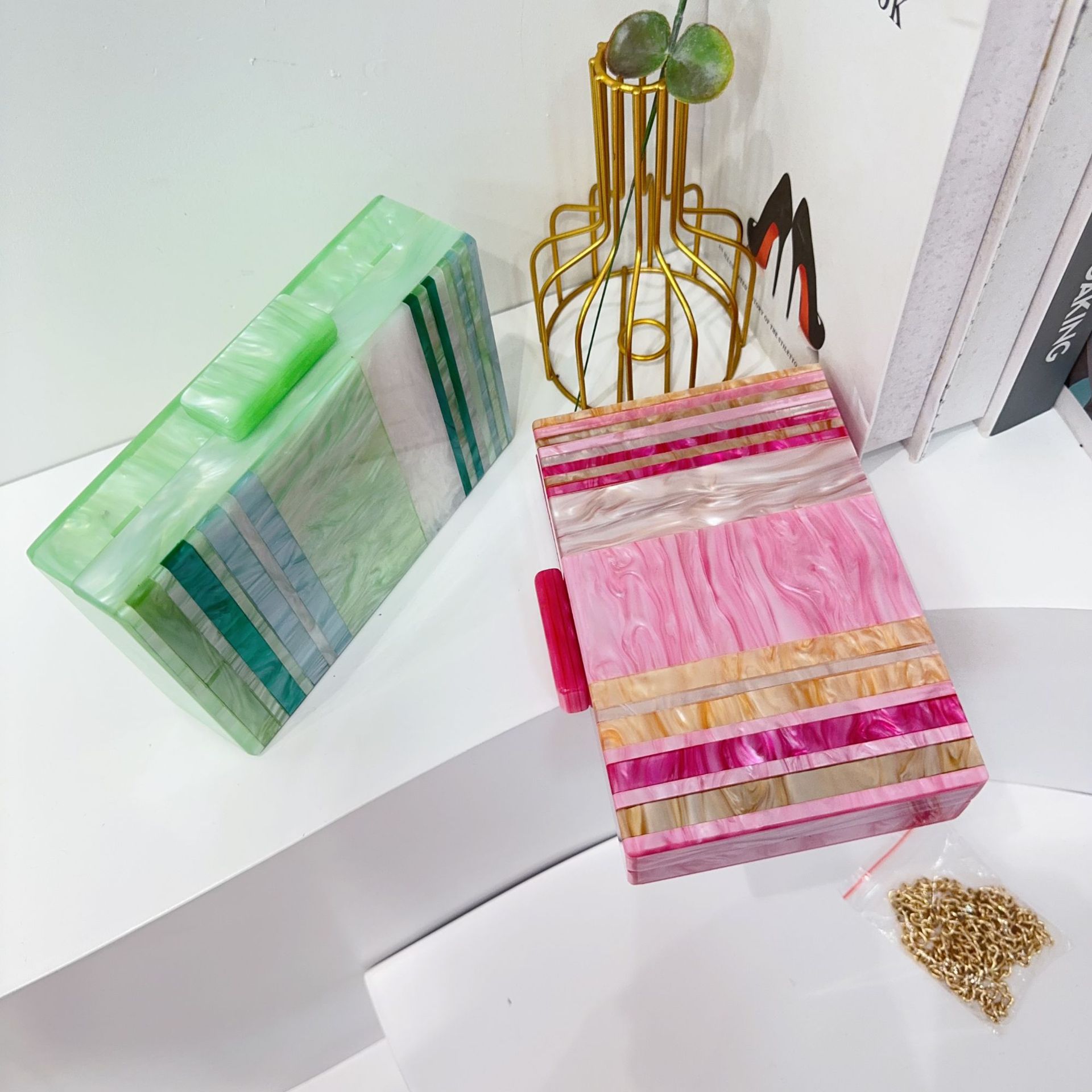 Cross-border foreign trade ladies' new European and American color-blocking acrylic handbag, wedding banquet chain crossbody bag details Picture