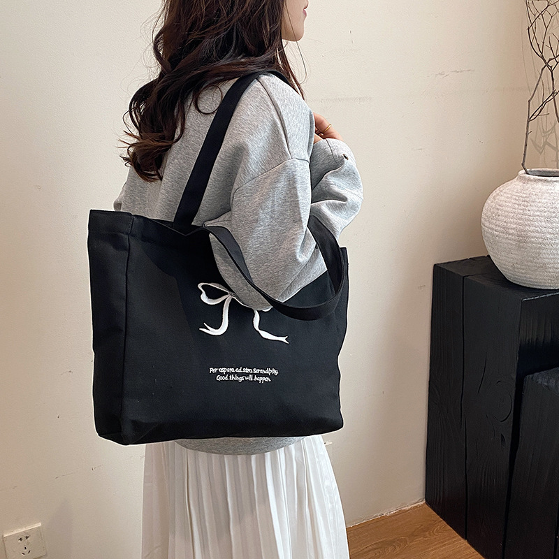 A large-capacity, simple tote bag for spring, a versatile and fashionable single-shoulder bag for commuting, a laid-back style handbag for women Specification drawing