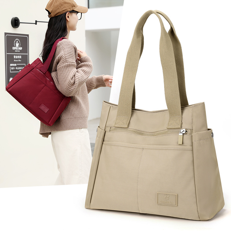 Colorful Fox large-capacity tote bag, a simple Japanese single-shoulder bag for women, a multi-layered computer bag for commuting to work full figure