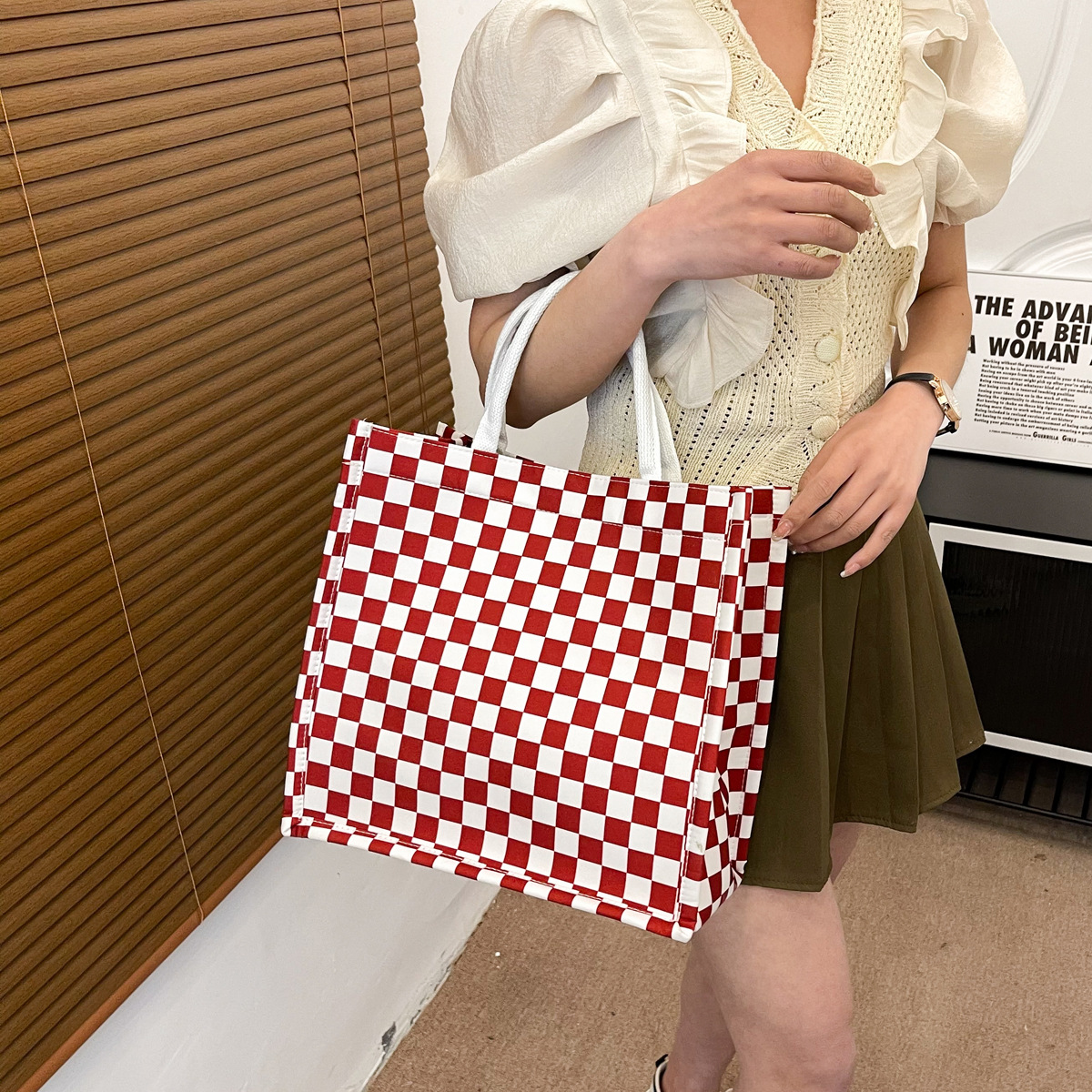 Large-capacity single-shoulder tote bag 2024 new style fashionable and textured trendy handbag for commuting and casual use, large checkered bag for women details Picture