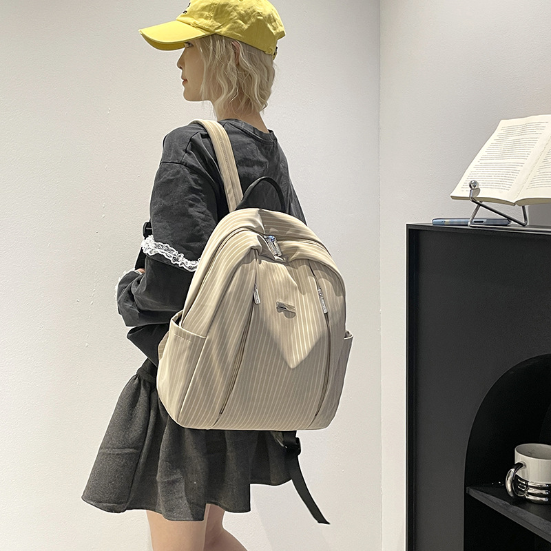 Colorful Fox, a niche and high-end backpack, is casual and versatile. It has a large capacity for travel and commuting, and is lightweight full figure