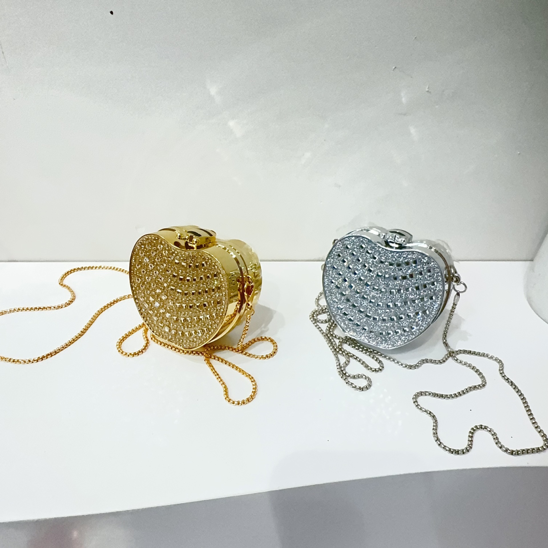 2025 New cross-border bestsellers mini bags, Apple bags, foreign trade small bags, acrylic bags, dinner bags, diamond-encrusted red envelopes Application Scenario