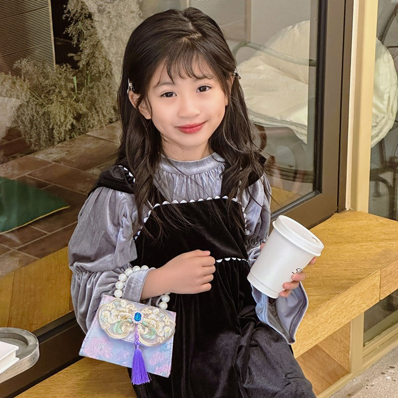 New Chinese-style girls' single-shoulder bag, pearl hand-held tassel crossbody bag for children, 2024 new chain children's bag details Picture