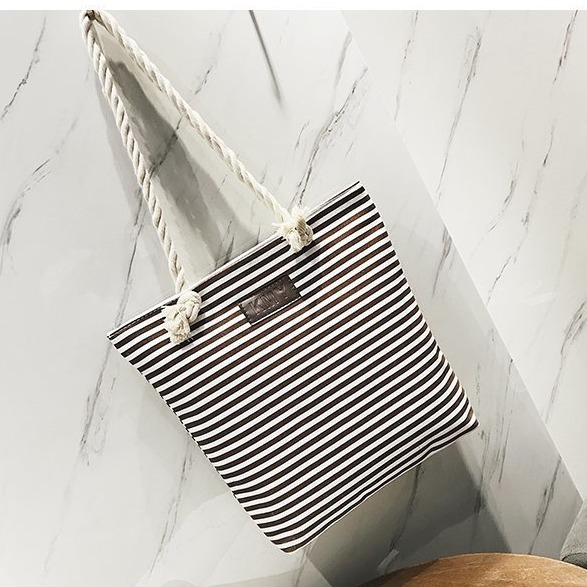 A new large-capacity hand-held and shoulder crossbody bag made of fashionable hemp rope canvas, a bag for artistic female students to attend classes, and a cross-border bag Application Scenario