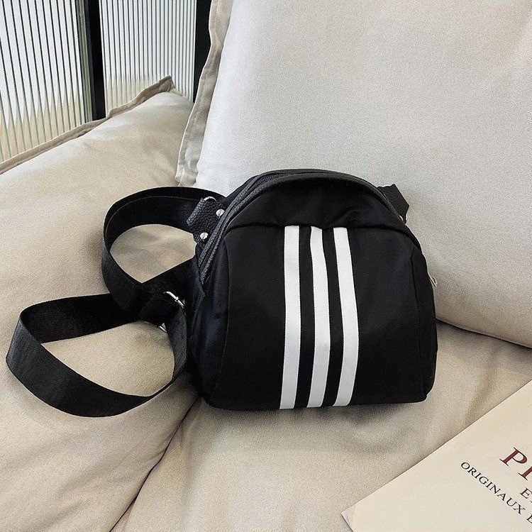 The 2024 new stylish and simple crossbody bag, a large-capacity versatile single-shoulder bag, is popular among students. The three-bar chest bag is selling well full figure