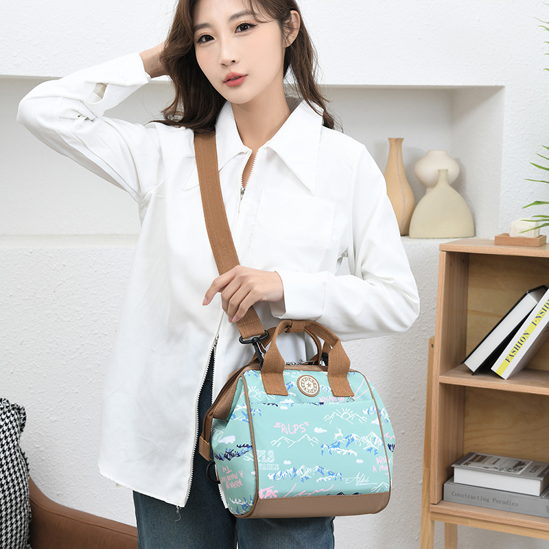 Mom's portable baby bag for going out, multi-functional and fashionable mommy bag, hand-held shoulder crossbody bag, water-resistant for pregnant women Application Scenario