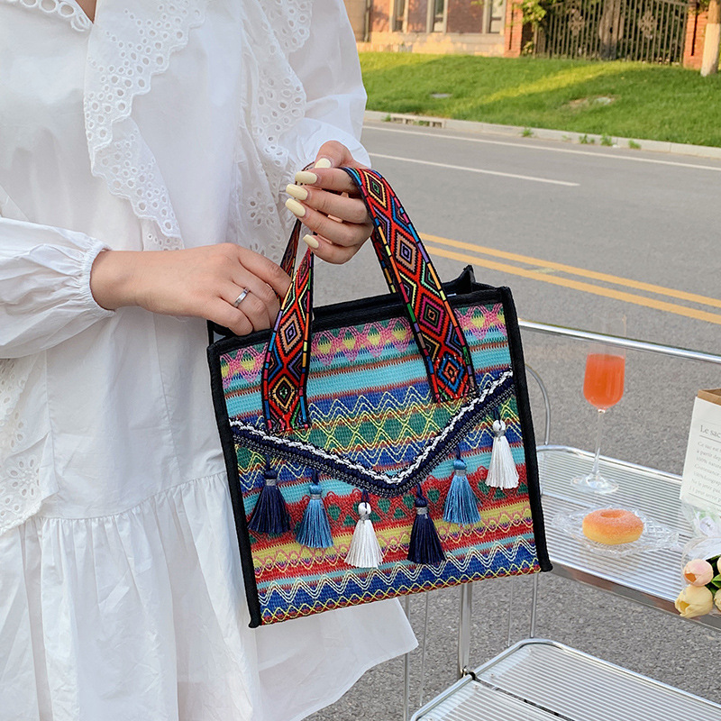 New hand-held fringed shopping bag 2022, fashionable ethnic style, Hong Kong style bucket bag, versatile woven bag for women Specification drawing