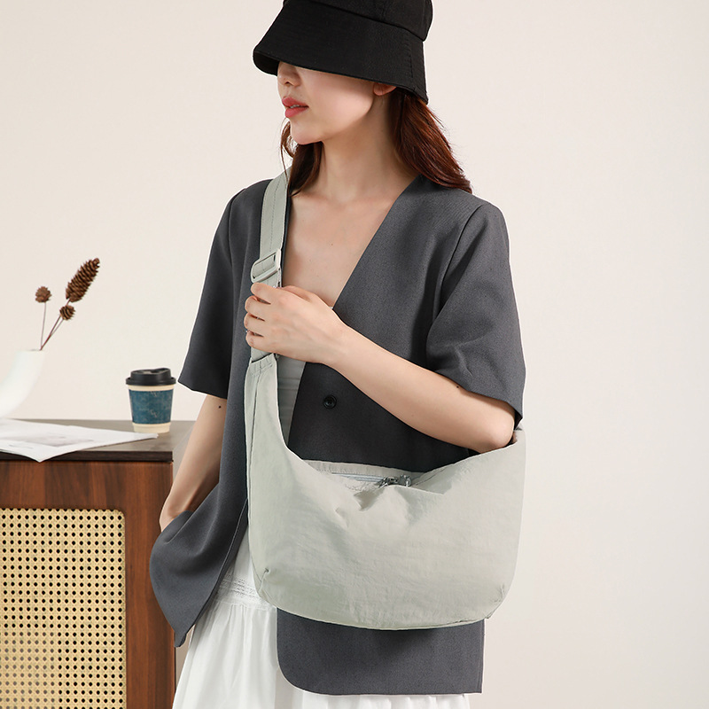 The new versatile single-shoulder bag for women features a simple and laid-back style. The large-capacity Korean-style crossbody bag is a popular and fashionable choice for women details Picture