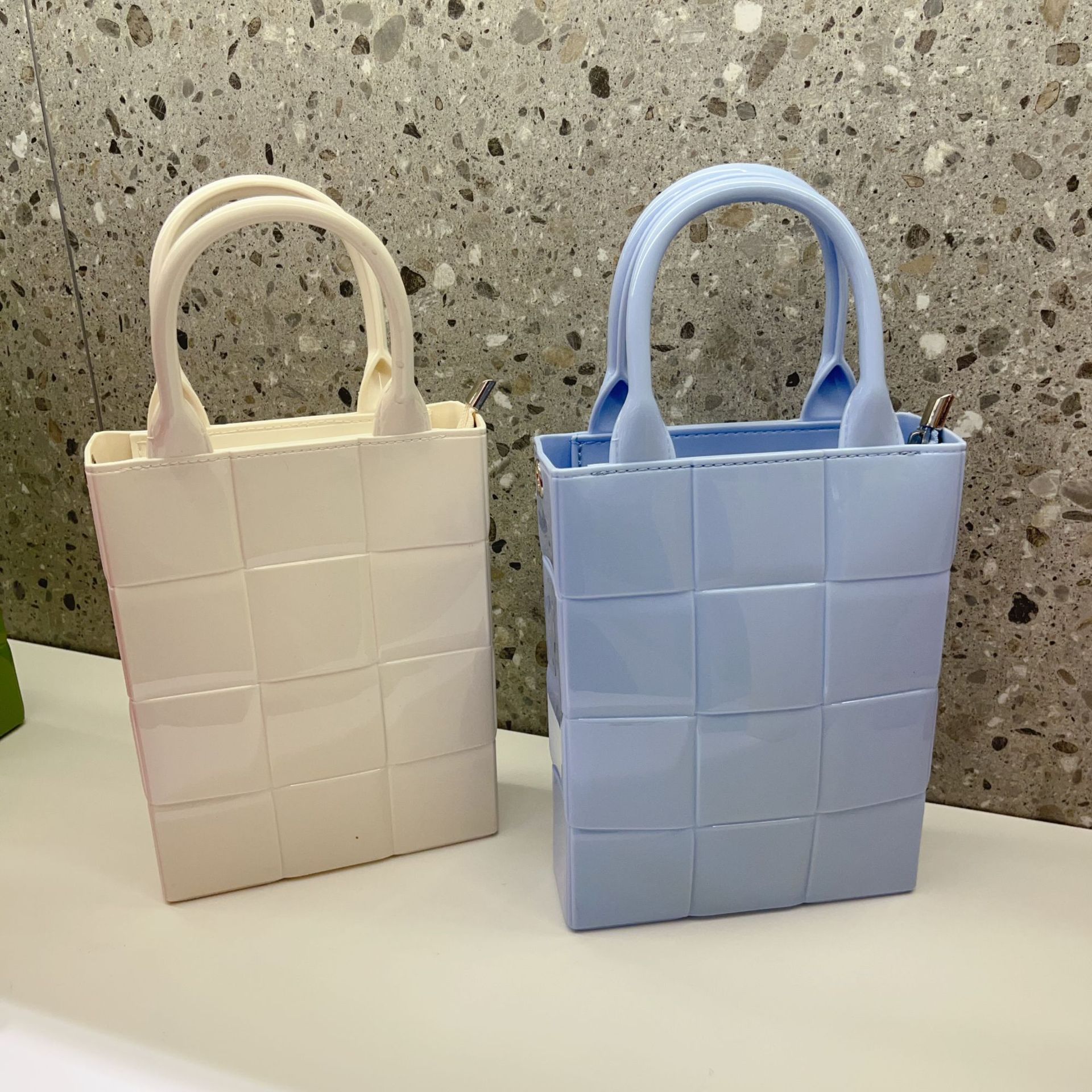2025 Summer new PVC jelly bag, vertical checkered hand-held women's bag, large capacity, simple candy-colored shopping bag Item Picture