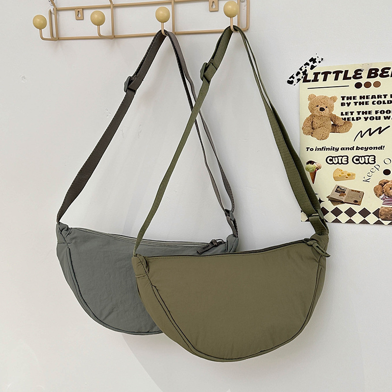 Japanese fitting room women's crossbody bag 2023 new mini single-shoulder bag, chest bag, nylon dumpling bag, underarm crossbody bag Application Scenario