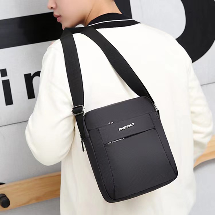 Men's business commuting single-shoulder briefcase, water-resistant Oxford cloth crossbody bag, casual and convenient for carrying out Application Scenario