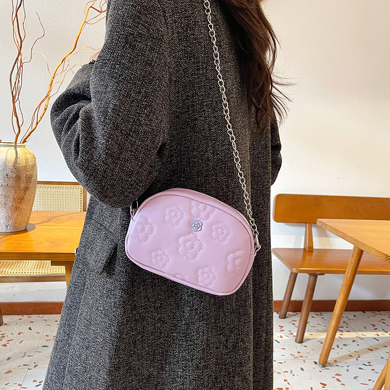 New fashionable and versatile single-shoulder crossbody bag for women, lightweight and trendy chain-printed camera bag Application Scenario