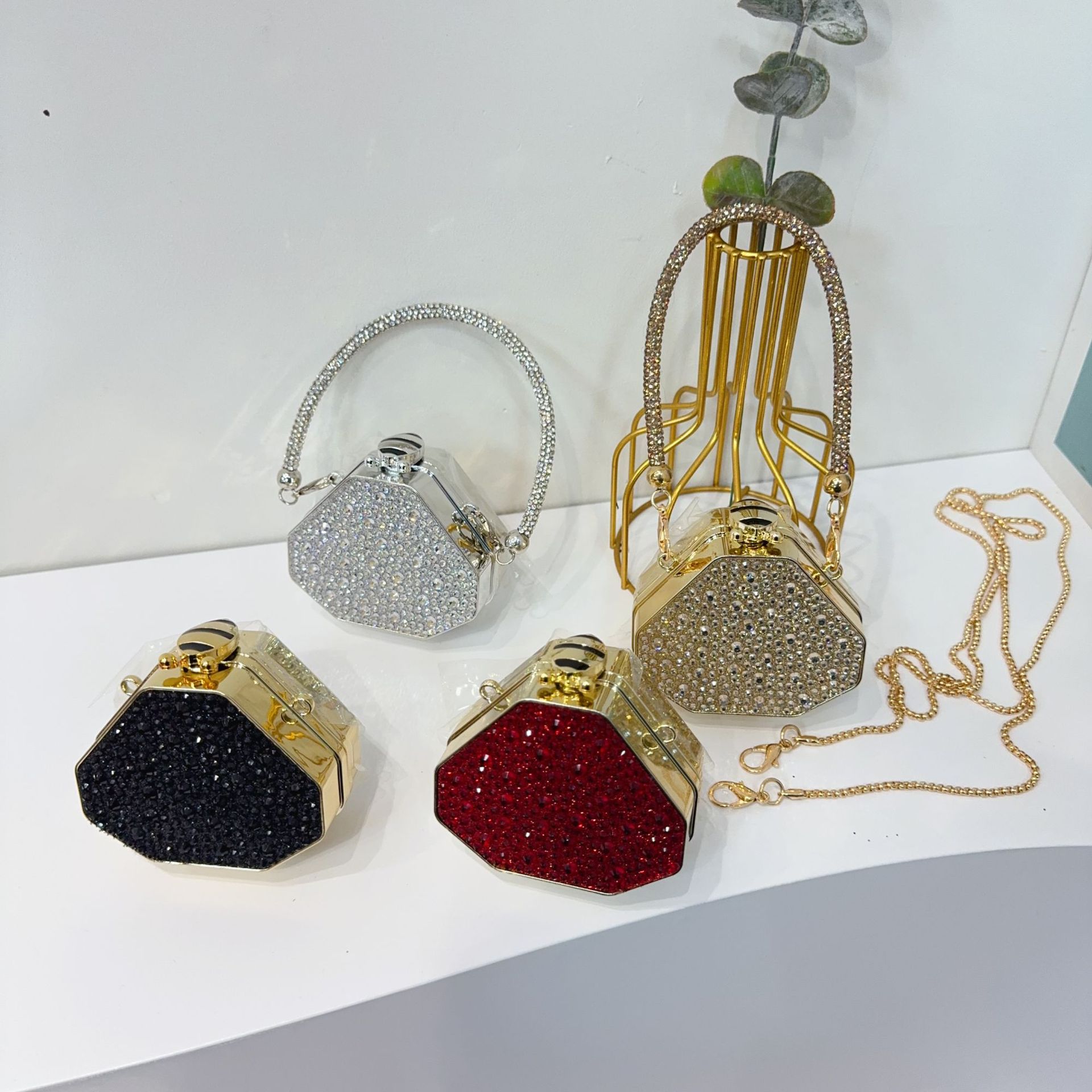 Cross-border summer new acrylic bag, diamond-encrusted box bag, women's fashionable and personalized mini bag, children's bag, coin purse Application Scenario