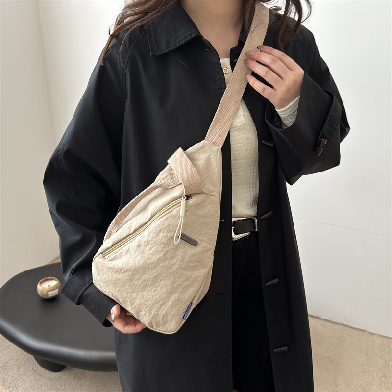 The new large-capacity, fashionable and versatile Korean casual chest bag for autumn and winter, as well as the simple travel canvas bag, are selling well among women details Picture